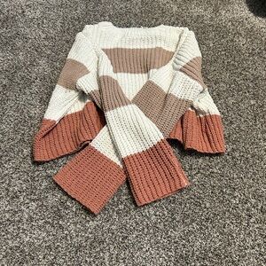 Moon & Madison Cream and Tan Crew Neck Sweater with Ribbed Knit